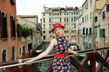 Fototapeta na wymiar beautiful girl in Venice