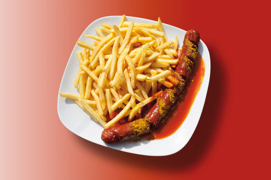 Currywurst mit Pommes frites, close-up