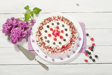 Himbeer-Sahne-Torte mit Himbeeren und Blaubeeren