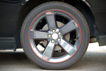 Sportfelgen / Die Nahaufnahme der Speichenfelgen eines Sportwagens 