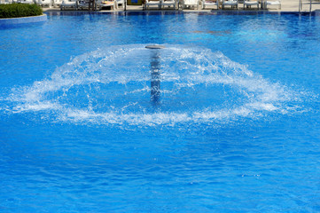 Obraz na płótnie Canvas Swimming pool with fountain
