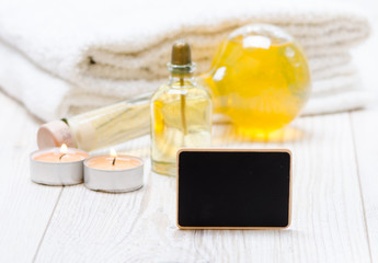 tafel vor wellnessölen und teelichtern