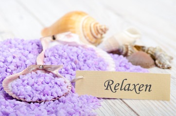 relaxenschild zwischen badesalz und muscheln