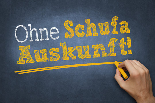 Hand schreibt mit Kreide Text "Ohne Schufa Auskunft" auf Tafel