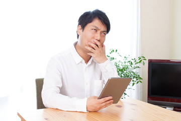 男性　リビング