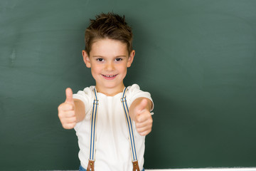 grundschüler zeigt beide daumen hoch