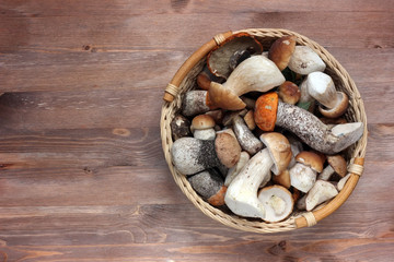 Грибы на деревянном столе, вид сверху. Натюрморт с грибами.