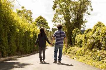 Pareja de enamorados cogidos de la mano 