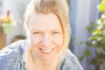 Blonde Frau im Garten
