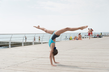 гимнастика на пляже