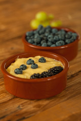 Vanillepudding mit Beeren