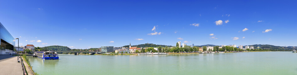 Fototapeta na wymiar Panorama of Linz with Danube