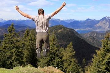 Freudensprung auf Berggipfel