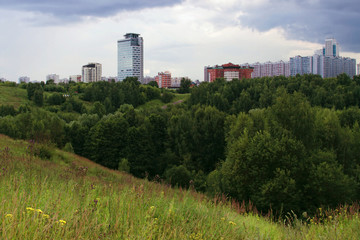 Fototapeta na wymiar view of the multi-storey building of the park.