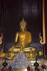 Статуя сидящего Будды в вихане храма Ват Пан Тао. Чиангмай, Таиланд