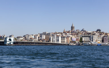 Fototapeta na wymiar Стамбул, Турция. Вид на Галатский мост и Галатскую башню.