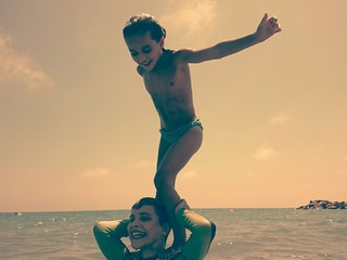 Niña subiéndose a hombros de su amigo