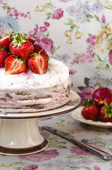 Сake with cream and strawberries 