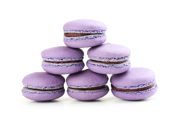 Obraz na płótnie Canvas Tasty purple macarons isolated on white