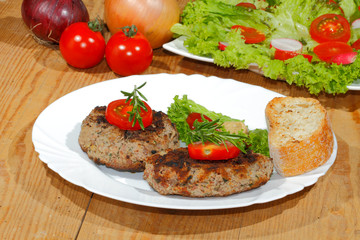 Gegrillte Hacksteaks, Würzsaucen, Ciabatta, Brot, Teller