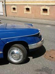 Seltener französischer Wagen der Fünfzigerjahre und Sechzigerjahre in Blau im Sommer bei...