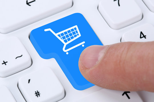 Online Shopping bestellen und einkaufen im Internet am Computer
