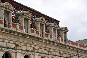 Fototapeta na wymiar edificio antiguo en ruinas