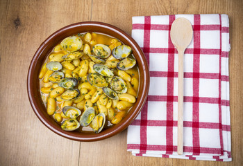 Tradicional fabada con almejas