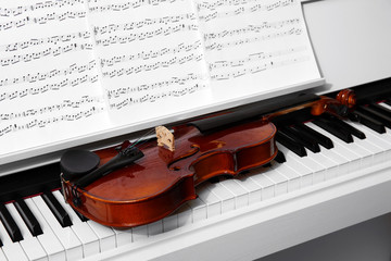 Fototapeta premium Piano with violin and music notes close up