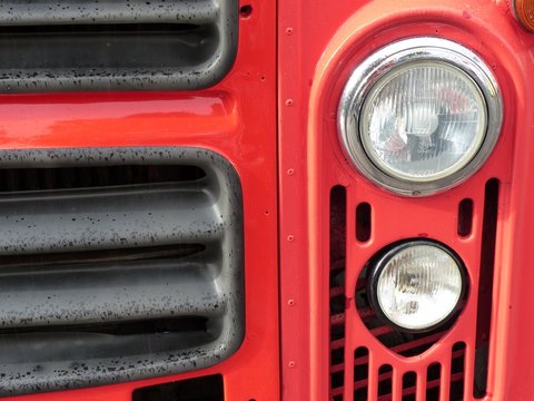 Frontpartie mit Scheinwerfer und K&uuml;hlergrill eines alten roten Londoner Oldtimer Doppelstockbus im Sommer beim Oldtimertreffen Golden Oldies in Wettenberg Krofdorf-Gleiberg bei Gie&szlig;en in Hessen