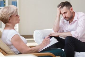Obraz premium Depressed businessman with psychoanalyst
