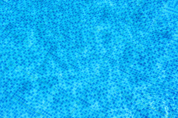 Agua transparente de una piscina