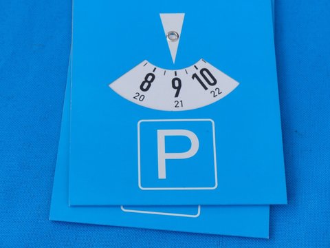 Blaue Parkscheibe auf blauem Hintergrund im Sommer bei Sonnenschein bei den Golden Oldies in Wettenberg Krofdorf-Gleiberg bei Gie&szlig;en in Hessen