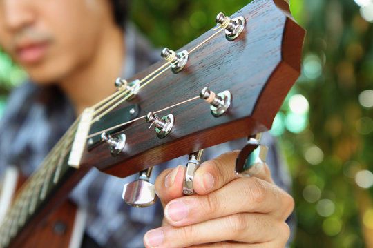 Tuning the guitar strings
