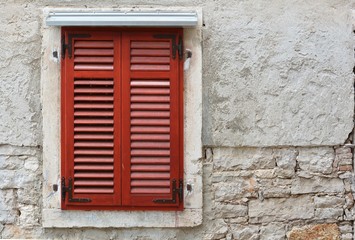 Fensterladen an einem alten Haus in der Stadt Pula in Kroatien