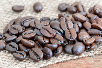 Kaffeebohnen geröstet auf Jute / Makro