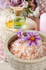 Obraz na płótnie Canvas Bowl of pink sea salt