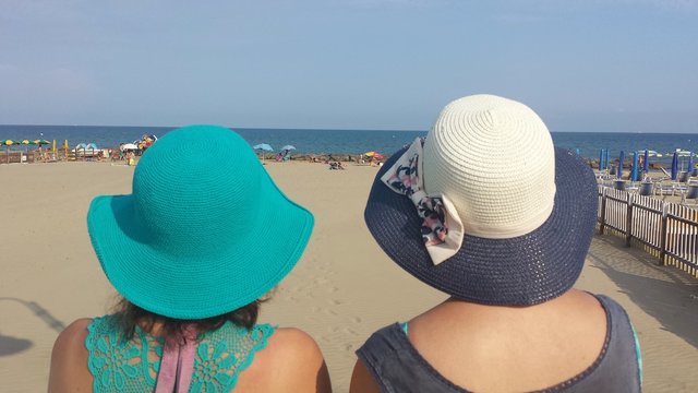 Signore al mare con cappello