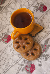 Cup of hot tea with round cookies