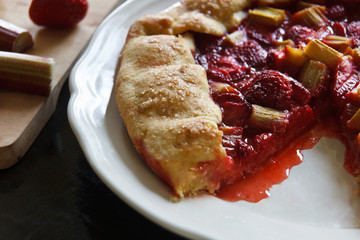 Rhubarb pie cake with strawberry