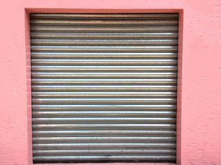 Local comercial - cortina de metal
