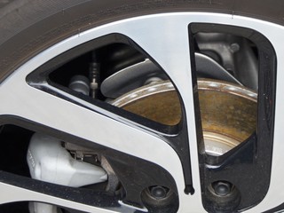 Bremsanlage und Leichtmetallfelge eines neuen Elektroauto aus deutscher Produktion beim...