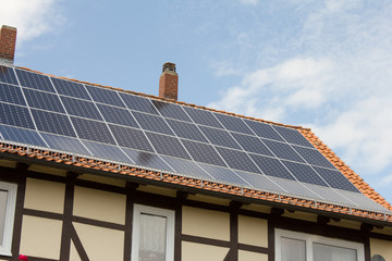 Fototapeta premium Fachwerkhaus mit mordernen Solarzellen