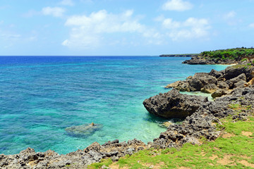 Fototapeta na wymiar 沖縄の青い海と爽やかな空