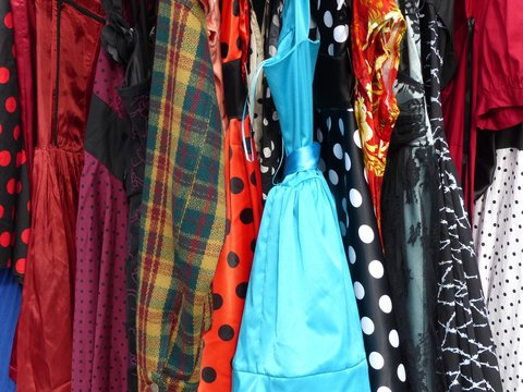 Elegante Kleider f&uuml;r den Sommer im Stil der Naschkriegszeit und F&uuml;nfziger Jahre auf dem Flohmarkt bei den Golden Oldies in Wettenberg Krofdorf-Gleiberg bei Gie&szlig;en in Hessen