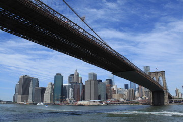 Fototapeta na wymiar Durchfahrt unter der Brooklyn Bridge vor der Skyline von Lower Manhattan