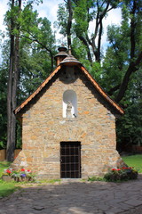 Kaplica z 1800 roku Świętych Andrzeja i Benedykta przy kościele Matki Bożej Częstochowskiej w Zakopanem - obrazy, fototapety, plakaty