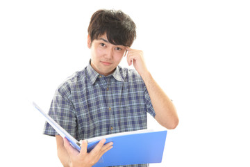 困惑した表情の男性