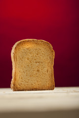 Fetta biscottata su sfondo rosso