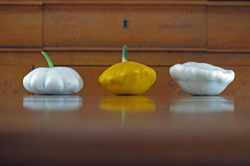 Patissons orange et blanc dans le salon